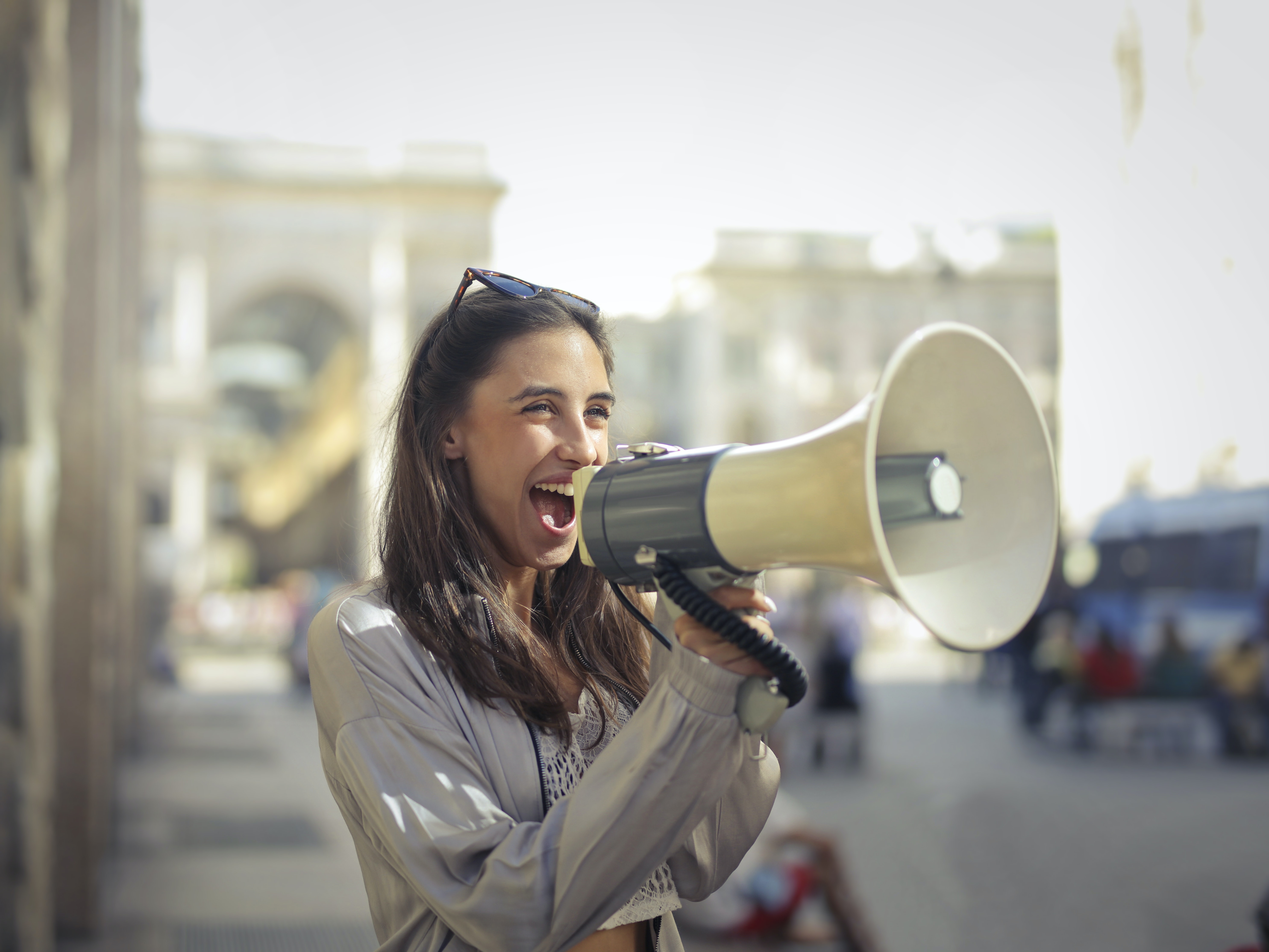 image d'une femme avec un megaphone