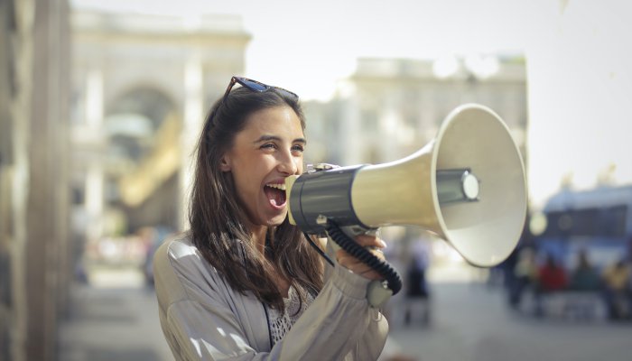 image d'une femme avec un megaphone